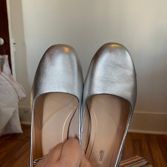 Clarks Silver Leather Pumps SZ 8.5 Round Toe Metallic Classic Heels Formal Event - Picture 6 of 8